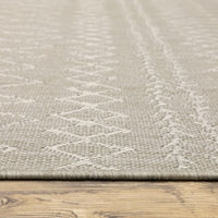 5’x7’ Gray and Ivory Geometric Indoor Outdoor Area Rug