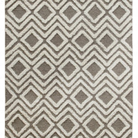 7’ x 9’ Gray and White Diamond Area Rug